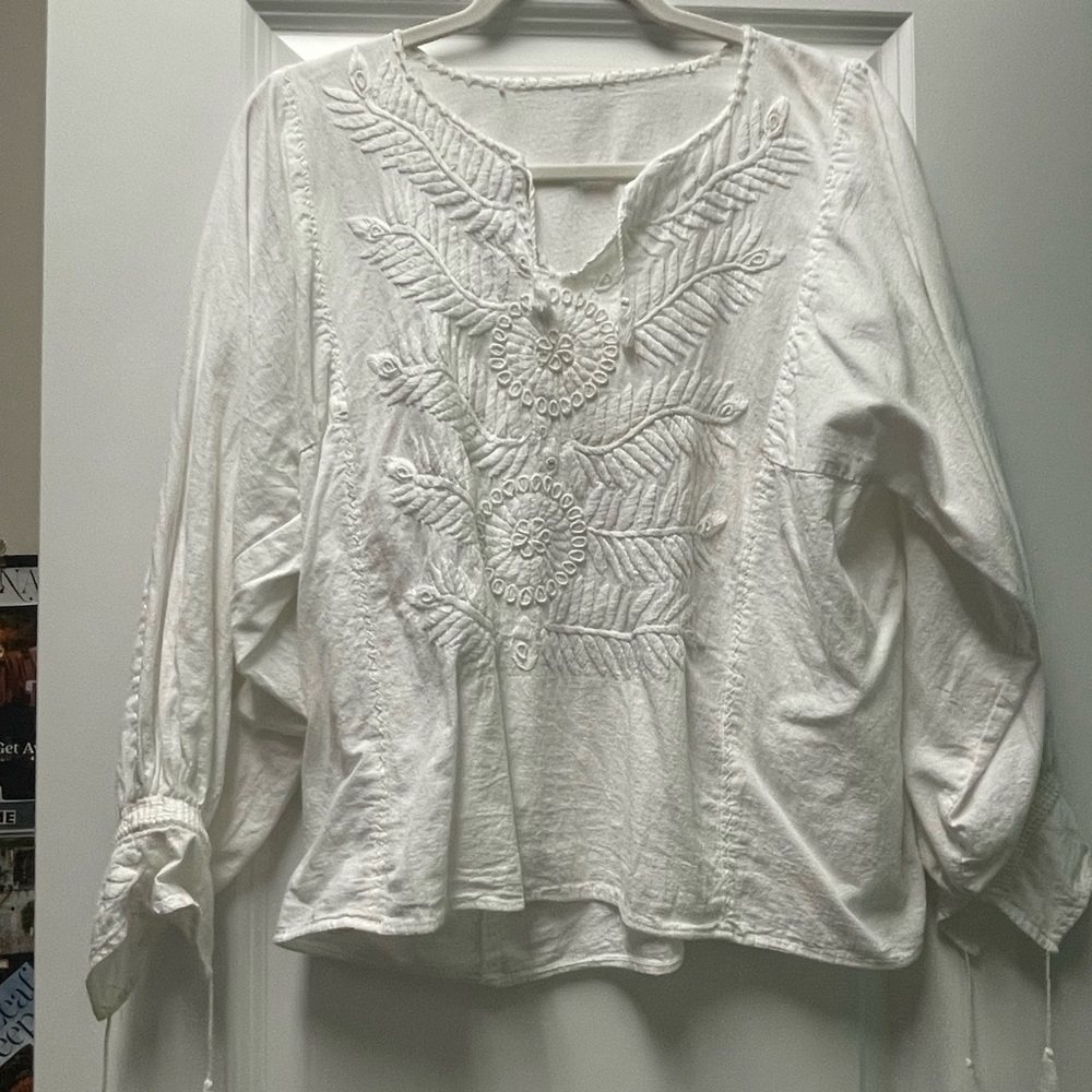 Chic White Embroidered Blouse
